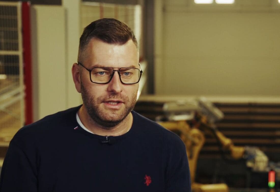 Michal Faitl v dílně Moderní Truhlárny, záběr z natáčení kampaně
